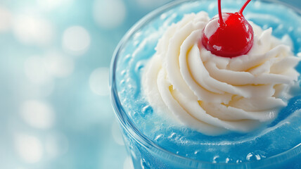 バニラアイスとさくらんぼがのったクリームソーダのアップ