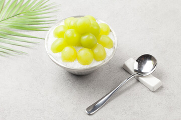 팥빙수는 얼음덩이를 잘게 갈아서 삶은 팥이나 설탕등넣어 만든음식