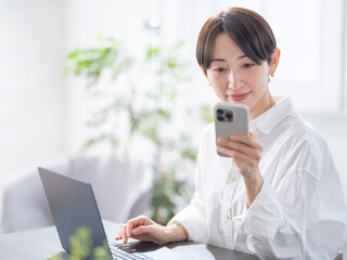 スマホを使う女性