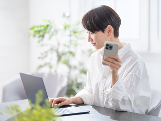 スマホを使う女性