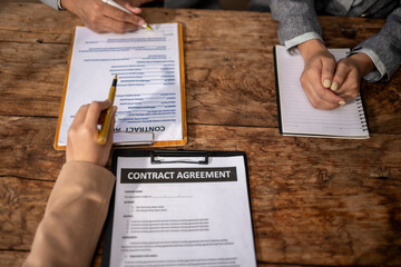 Naklejka premium They are looking at the agreement and discussing it