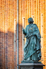 Fototapeta premium Nicolaus Copernicus Monument graces the historic market square in Torun, Poland, showcasing rich heritage