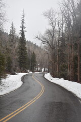 Obraz premium slick road on foggy winter day