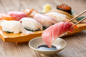 皿に盛った美味しそうな握り寿司