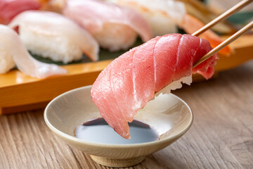 皿に盛った美味しそうな握り寿司