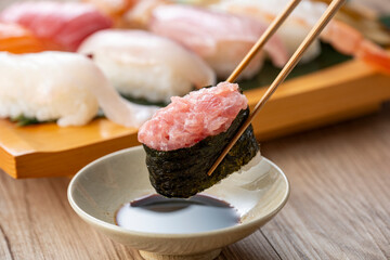 皿に盛った美味しそうな握り寿司