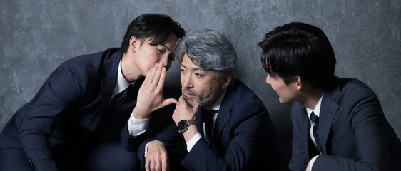 異動や左遷など社内の噂を内緒で話す上司と部下の社内政治イメージ　サラリーマン「それって本当なの？」