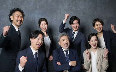 業績がよかったのでガッツポーズのビジネスマンの複数のチーム　成功や成果の達成のイメージ 