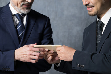 金券など袖の下(賄賂)を渡すイメージ