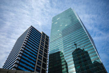 Obraz premium 青空にそびえる高層ビルの風景