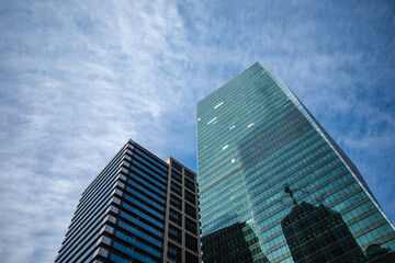 Obraz premium 青空にそびえる高層ビルの風景