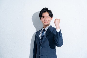 ガッツポーズwをするスーツを着た男性の横顔