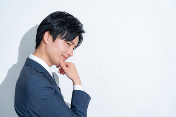 考えるスーツを着た男性の横顔