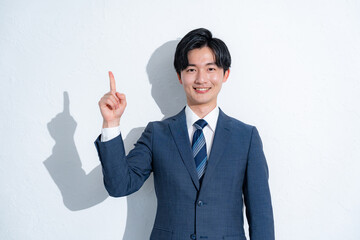 カメラ目線の爽やかなスーツを着た男性