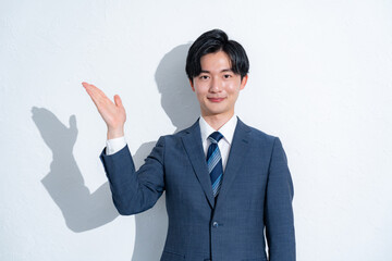 案内をするスーツを着た男性