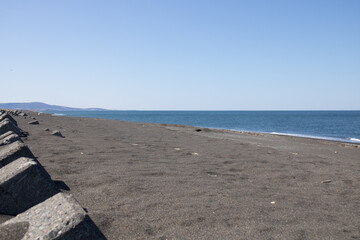 晴れた日の砂浜と水平線
