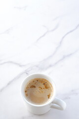 朝のひとときにぴったりのカフェ・ラテは、ミルクをたっぷり入れたコーヒー
