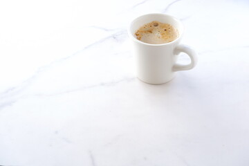 朝のひとときにぴったりのカフェ・ラテは、ミルクをたっぷり入れたコーヒー
