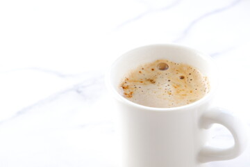 朝のひとときにぴったりのカフェ・ラテは、ミルクをたっぷり入れたコーヒー
