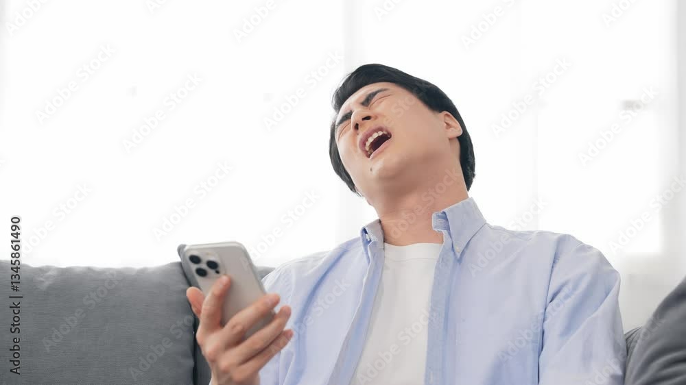Aufkleber スマホ、スマートフォン、がっかり、落ち込む、残念、失敗、不満、男性、ストレス、困る、絶望、文句、イライラ、怒る、怒り、SNS、炎上、日本人、若い、キレる、トラブル、問題、苛立ち、アプリ、遅延、故障、詐欺、ニュース、ソーシャルメディア、メール、リビングルーム、カジュアル、コピースペース、落選、売り切れ、通販、ネットショッピング、悩む、表情、感情、イラつく、速度制限、通信障害、負け、速報、敗北、暴落、
