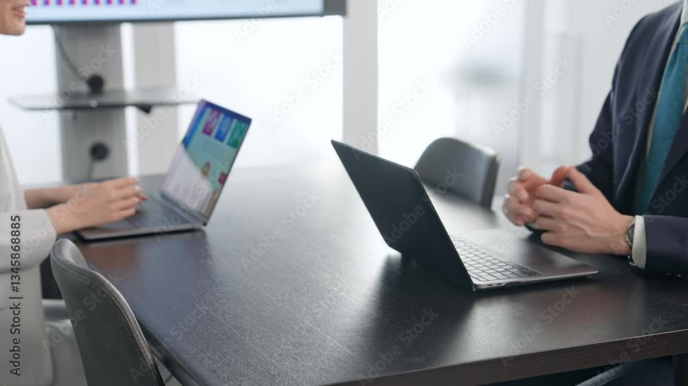 Aufkleber オフィス、ビジネス、ノートパソコン、PC、DX、IT、開発、システム、エンジニア、ソフトウェア、人材、ビジネスパーソン、グループ、チームワーク、協力、仕事、職場、デスクワーク、事務、デジタル、トランスフォーメーション、データ、入力、経営、マネジメント、男性、女性、ビジネスマン、ビジネスウーマン、バックオフィス、経理、アプリケーション、レポート、報告書、日報、デザイン、チーム、会議、ミーティング、打