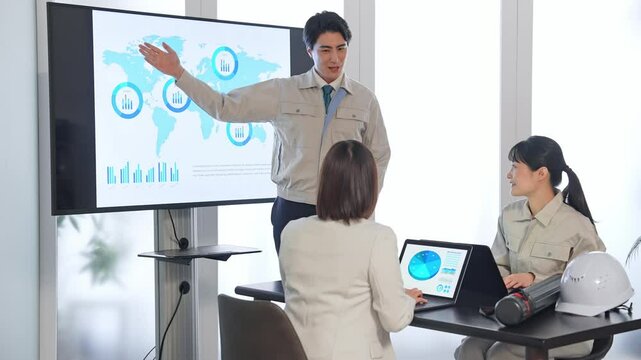 エンジニア、ビジネス、会議、ミーティング、工場、作業員、モニター、画面、産業、製造業、プロジェクト、企画、グローバル、海外進出、世界地図、レポート、経営、マネジメント、管理、経済、情報、コンサルティング、作業服、システム、CPM、計画、データ、分析、打ち合わせ、チームワーク、グループ、日本人、男性、女性、ビジネスパーソン、リーダー、チーム、研究、開発、人材、ビジネスシーン、プレゼンテーション、提案