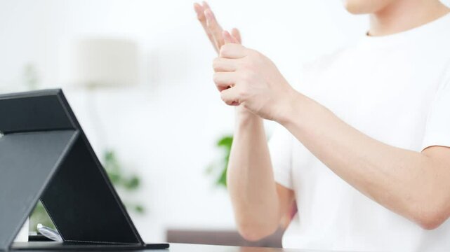 ハンドケア、男性、クリーム、保湿、マッサージ、メンズ、コスメ、化粧品、肌荒れ、乾燥、手荒れ、ハンドクリーム、スキンケア、手、美容液、乳液、UVケア、日本人、すべすべ、エッセンス、オイル、日焼け止め、美容、美肌、美白、ホワイトニング、脱毛、若い、セルフケア、アンチエイジング、エイジングケア、ライフスタイル、ビューティー、スクワラン、コメヌカ油、シアバター、ホホバ種子油、ハンドミルク、パーフェクション