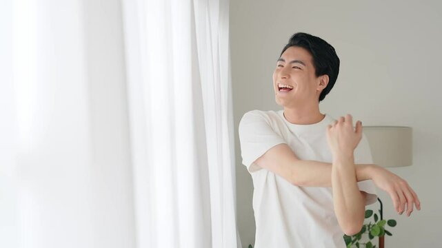 ストレッチ、ヘルスケア、ヘルシー、男性、リラックス、体操、運動、朝、日本人、健康、窓際、カーテン、朝日、明るい、さわやか、満足、充実、若い、関節、トレーニング、朝活、スッキリ、爽快、笑顔、美容、ボディケア、セルフケア、起床、ホテル、起きる、宿泊、透明感、Tシャツ、コピースペース、ミドルエイジ、30代、自律神経、副交感神経、QOL、快眠、スイッチ、ストレスフリー、快適、ポジティブ、元気、ライフスタイ