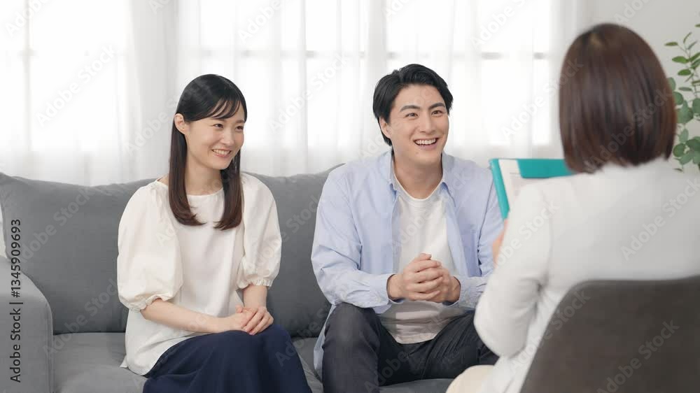Aufkleber カップル、夫婦、カウンセリング、妊婦、カウンセラー、セラピー、セラピスト、心理、笑顔、相談、ポジティブ、サポート、支援、クリニック、取材、インタビュー、コーチング、妊活、診察、診療、妊娠、検査、家庭、男性、女性、日本人、相談員、面談、面接、メンタルヘルス、心療内科、アドバイザー、公認心理師、臨床心理士、リラックス、不妊治療、資格、医師、保険、ビジネス、会話、座る、問診、室内、説明、嬉しい、喜ぶ、解