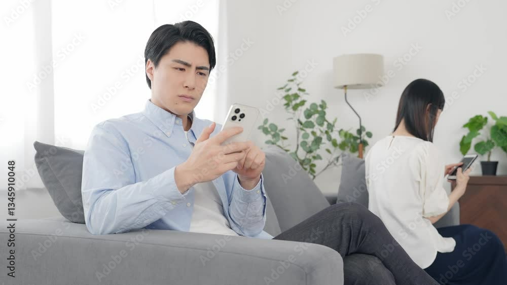 Aufkleber スマホ、スマートフォン、SNS、険悪、夫婦、不満、喧嘩、カップル、仲違い、別々、家庭内別居、怒る、イライラ、メール、動画、困る、悩む、悩み、無言、無視、通信、男性、女性、日本人、家庭、家族、ソファー、室内、インテリア、トラブル、問題、携帯電話、考える、疑問、不安、心配、リビングルーム、ライフスタイル、住宅、迷う、チラ見、ストレス、投稿、LINE、ケンカ、仮面夫婦、操作、タッチ、人物