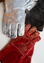 Guantes para manipular pinzas cerca del fuego
