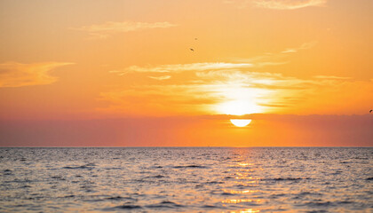 Naklejka premium Serene sunset over calm ocean horizon, tranquil reflection