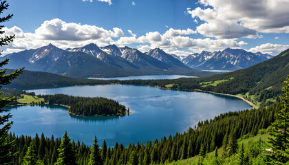 Le calme majestueux d'un lac entour&eacute; de montagnes dans un d&eacute;cor de for&ecirc;t luxuriante.
