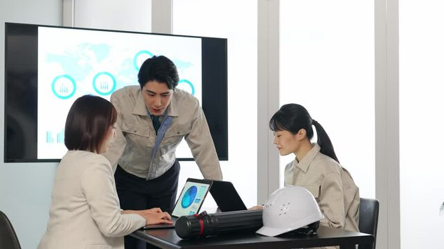 会議、ミーティング、会社員、ビジネス、打ち合わせ、人物、作業員、エンジニア、建設、ゼネコン、開発、戦略、経営、企業、チームワーク、日本人、男性、女性、海外進出、作業服、工事、産業、工業、製造業、設計、グループ、上司、部下、同僚、人材、技術者、工務店、計画、プロジェクト、施工、マネジメント、建築、CPM、管理、チーム、プロフェッショナル、監督、スケジュール、品質、モニタリング、ロードマップ、システム