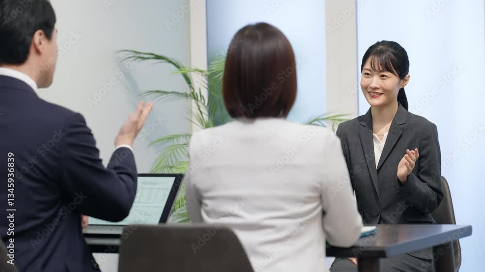 Poster 面接、採用、リクルート、就活、就職活動、転職、スーツ、面接官、面談、相談、人事、求人、企業、会社員、中途、新卒、笑顔、ポジティブ、オフィス、仕事、インタビュー、ヒヤリング、グループ、日本人、女性、男性