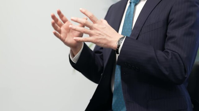インタビュー、ビジネス、ビジネスマン、男性、会社員、面接、面談、説明、ビジネスパーソン、ビジネスシーン、リクルート、ろくろ、ジェスチャー、手振り、ポーズ、会議、ミーティング、仕事、求人、採用、匿名、顔なし、取材、日本人、ニュース、会話、コピースペース、相談、表現、身振り、手、打ち合わせ、オフィス、職場、テレビ、ドキュメンタリー、座る、スーツ、サラリーマン、会社、上半身、30代、中年、中途採用、聴聞