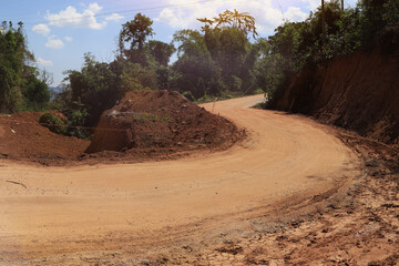 A gravel road bypass to avoid the construction of drainage pipes on a rural mountain area.