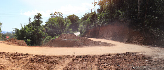 A gravel road bypass to avoid the construction of drainage pipes on a rural mountain area.