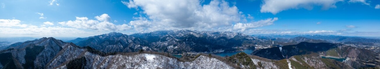 冠雪した丹沢の全景パノラマ
