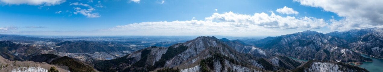 青空を背景とした雪化粧の丹沢山地