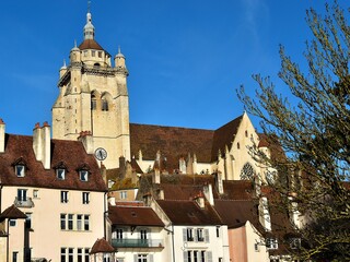 Obraz premium La Collégiale Notre-Dame au-dessus des maisons de la ville de Dole dans le Jura