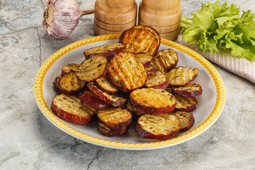 Baked red batat slices with herbs