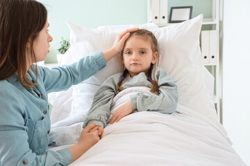Fototapeta premium Woman with her ill little daughter in clinic