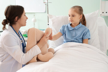 Obraz premium Doctor examining ill little girl in clinic