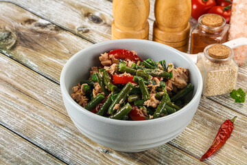 Salad with canned tuna and beans