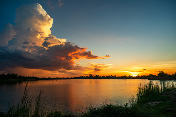 Obraz premium sunset at the lake