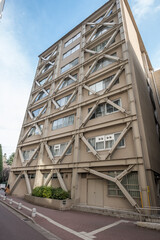 Fototapeta premium Gebäude mit sichtbarer Stahlverstärkung für Erdbebensicherheit