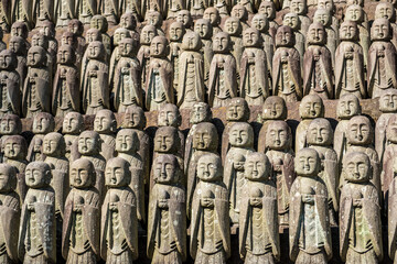 Reihen von Jizō-Statuen an einem japanischen Tempel