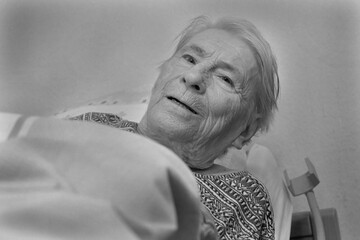seniorin im krankenbett