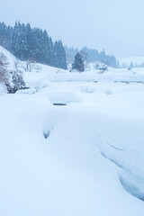 Obraz premium 雪が積もった氷ノ山の棚田の風景 鳥取県 氷ノ山